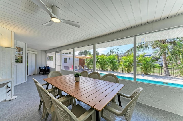 sunroom featuring a ceiling fan