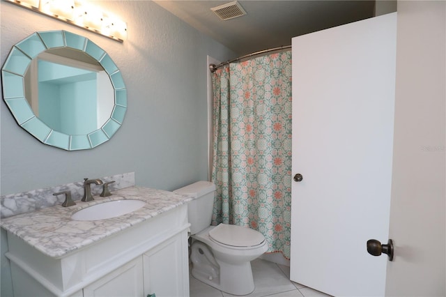 full bath featuring tile patterned flooring, visible vents, toilet, a shower with shower curtain, and vanity