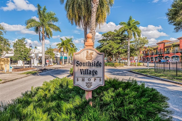 community sign featuring a residential view