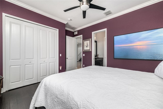 137 Big Pass Ln, Sarasota, FL 34242 - bedroom with ornamental molding, dark wood-style floors, visible vents, a ceiling fan, and a closet