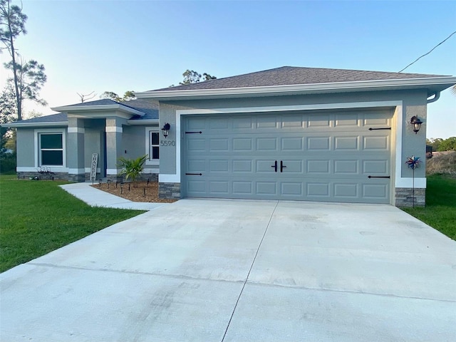 view of front of house featuring roof with shingles, stucco siding, a front lawn, concrete driveway, and a garage