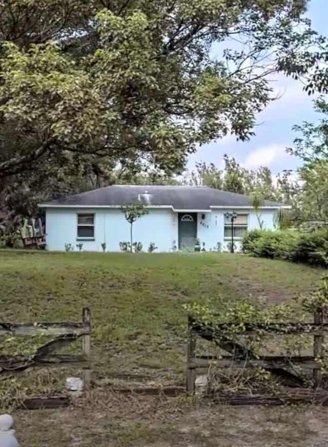 view of front of property with a front lawn