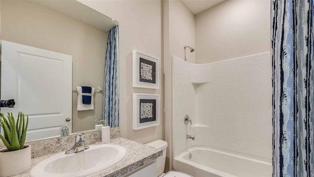 full bath with shower / tub combo with curtain, vanity, and toilet