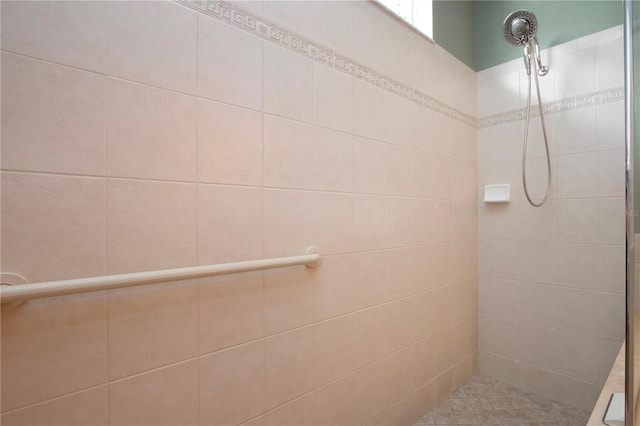 full bathroom featuring a tile shower