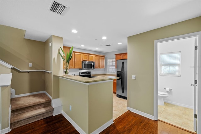 kitchen featuring visible vents, a healthy amount of sunlight, appliances with stainless steel finishes, and a peninsula