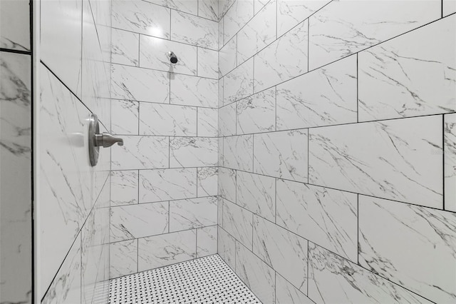 bathroom featuring a tile shower