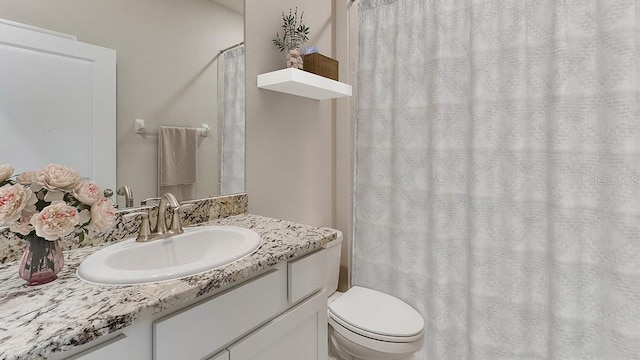 full bath featuring a shower with curtain, toilet, and vanity