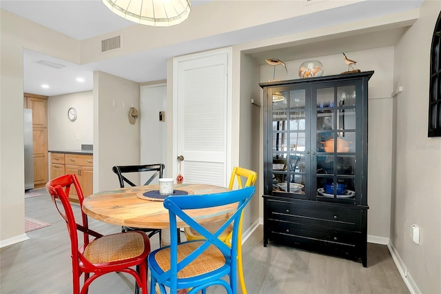 dining area featuring visible vents, recessed lighting, baseboards, and light wood-style floors