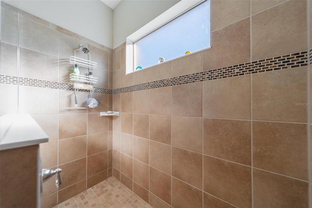 bathroom featuring a tile shower