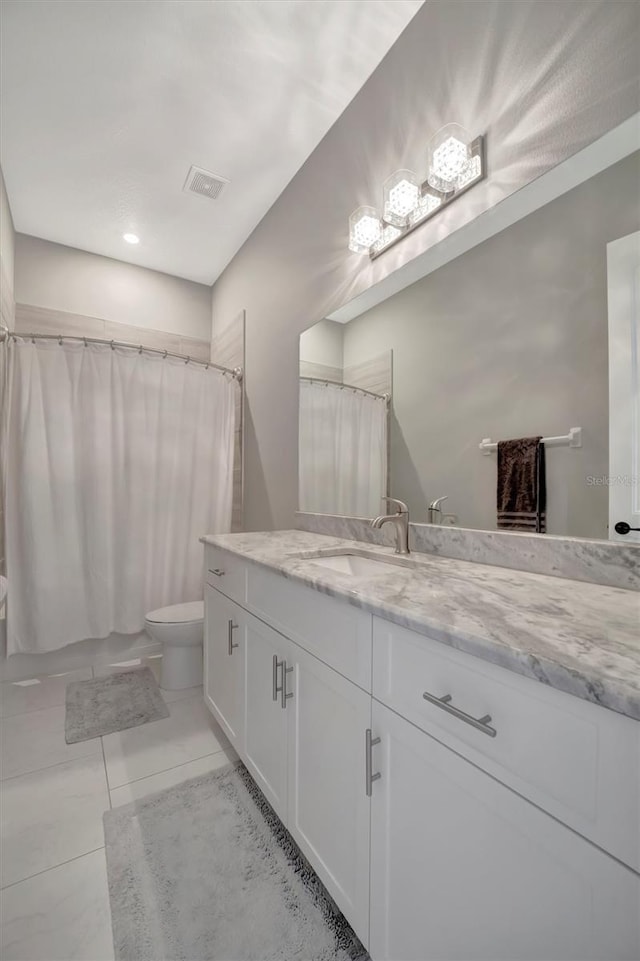 full bath with visible vents, toilet, vanity, and a shower with curtain