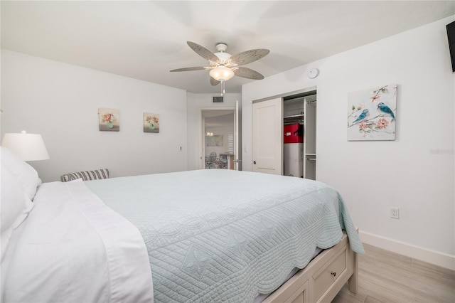 bedroom with visible vents, light wood-style flooring, a closet, baseboards, and ceiling fan