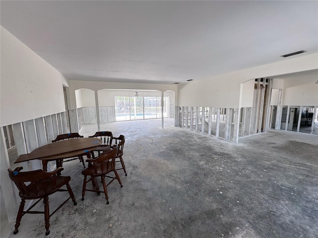 dining space featuring arched walkways, visible vents, and ceiling fan