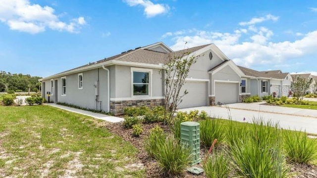 view of front of property featuring stucco siding, driveway, stone siding, an attached garage, and a front yard