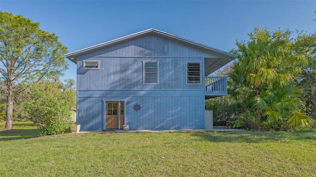 back of house featuring a yard