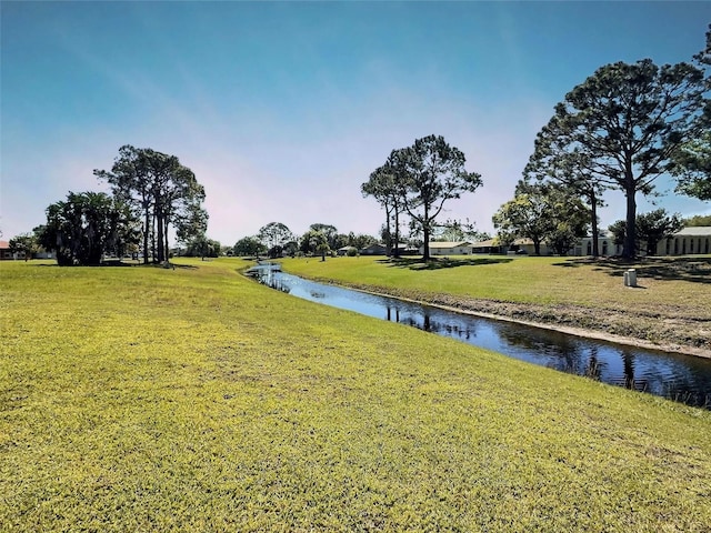 view of yard featuring a water view