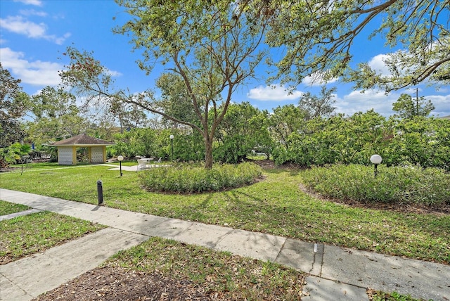 view of yard with an outdoor structure