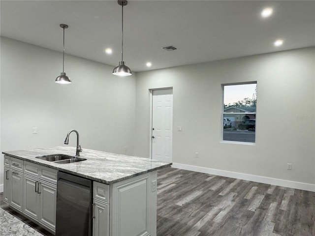 kitchen with a sink, visible vents, dark wood-style floors, and a center island with sink