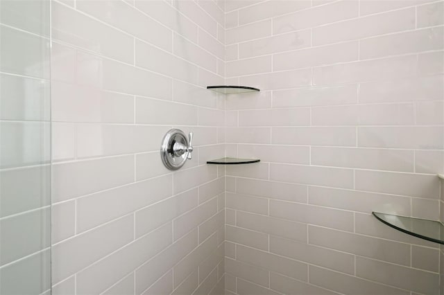 room details featuring a tile shower