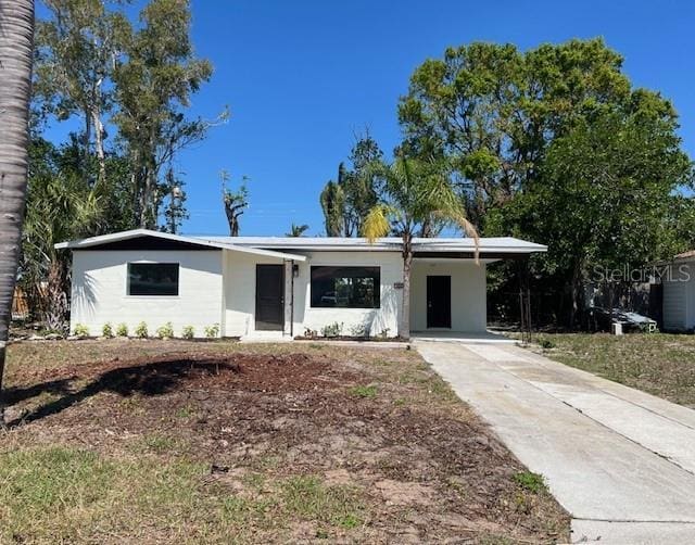 view of front of home with a carport and concrete driveway