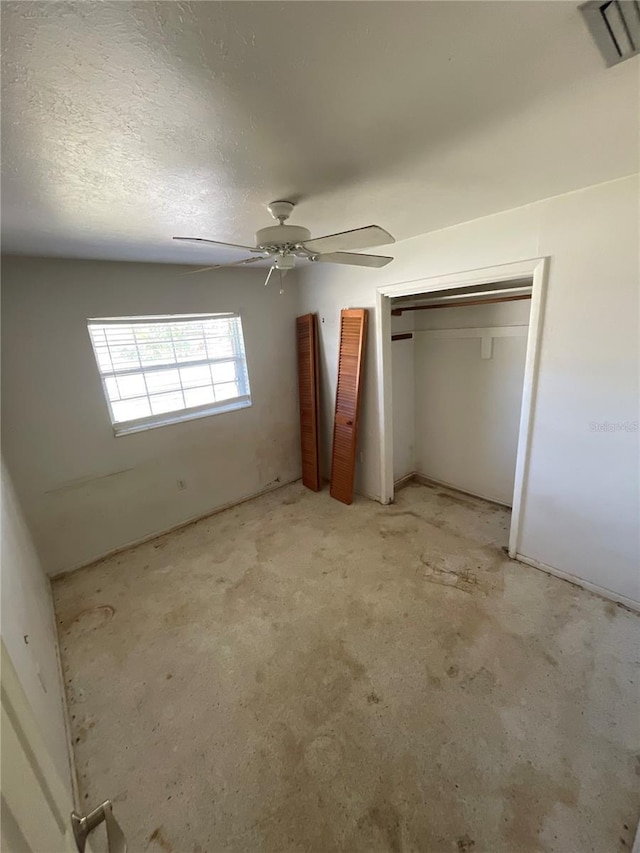 unfurnished bedroom featuring visible vents, a textured ceiling, and ceiling fan