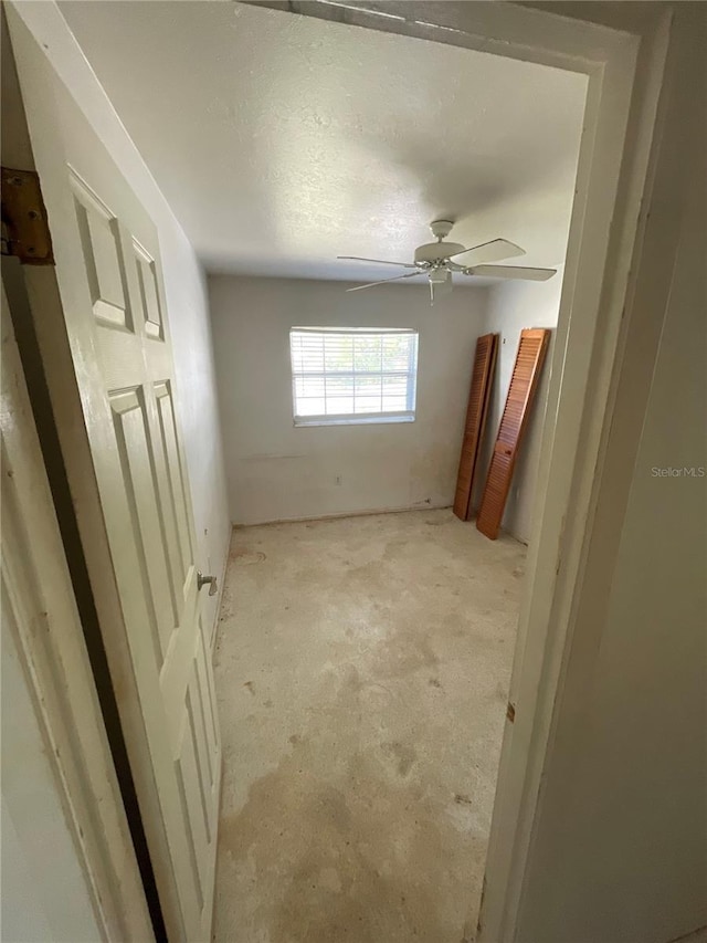 unfurnished bedroom featuring a ceiling fan