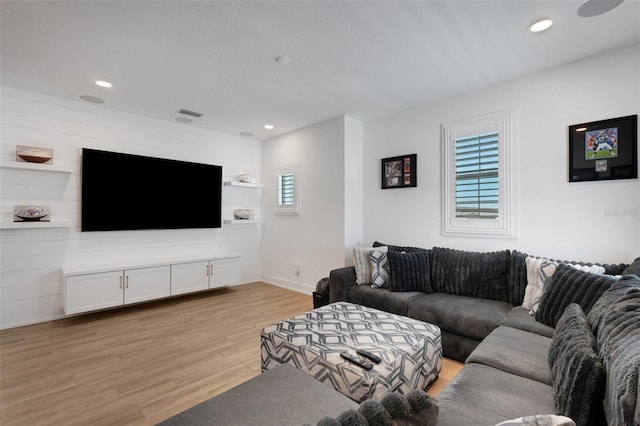 living area featuring visible vents, recessed lighting, baseboards, and light wood-style floors