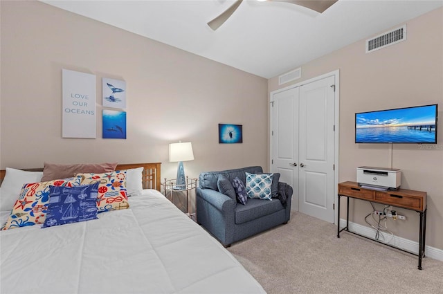 bedroom with carpet flooring, visible vents, and ceiling fan