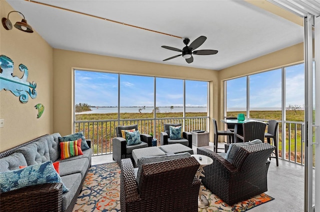 sunroom with ceiling fan