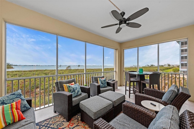 sunroom featuring a ceiling fan