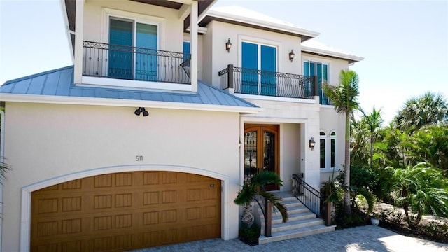 view of front of property featuring stucco siding and a standing seam roof