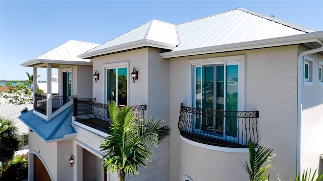 view of front of property featuring metal roof, stucco siding, and a standing seam roof