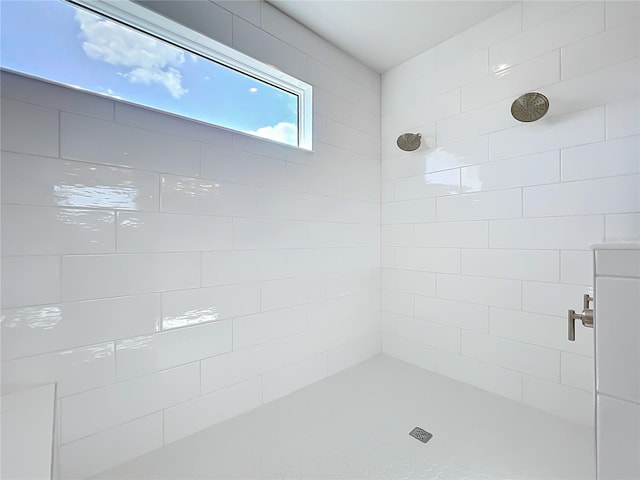 bathroom featuring tiled shower