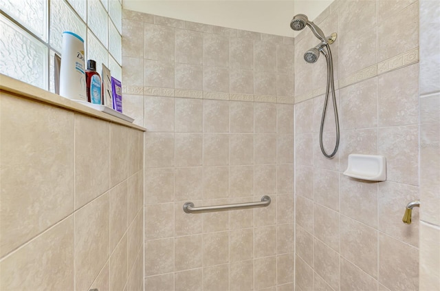 bathroom featuring tiled shower