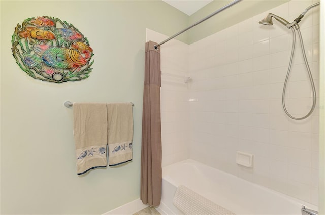 full bath with baseboards and shower / bathtub combination with curtain