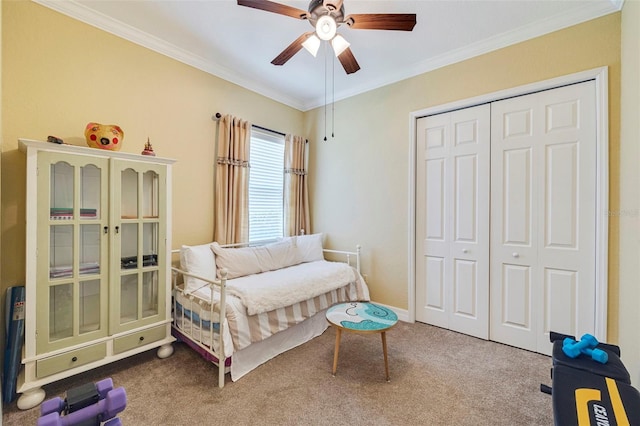 sitting room featuring crown molding, ceiling fan, and carpet flooring