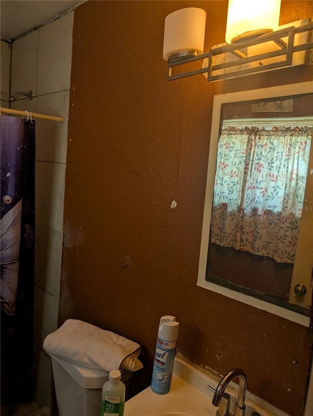 5195 Edwina St, Orlando, FL 32811 - bathroom featuring a sink and a textured wall