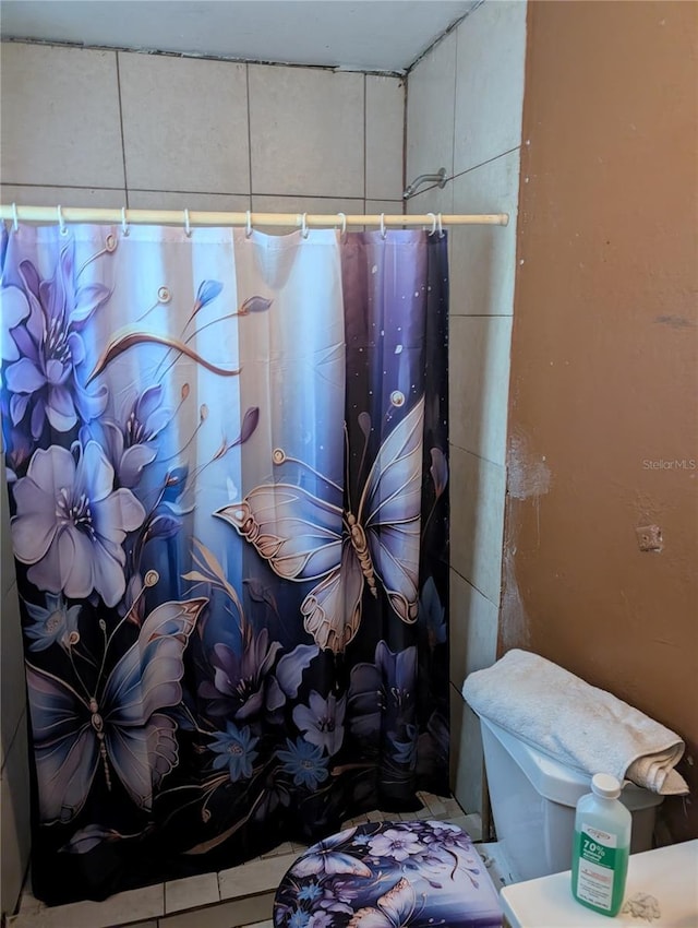 5195 Edwina St, Orlando, FL 32811 - interior details featuring a shower with curtain