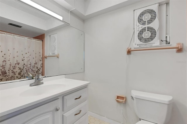 3140 Village Green Dr Unit 1119, Sarasota, FL 34239 - bathroom featuring toilet, vanity, and a shower with curtain