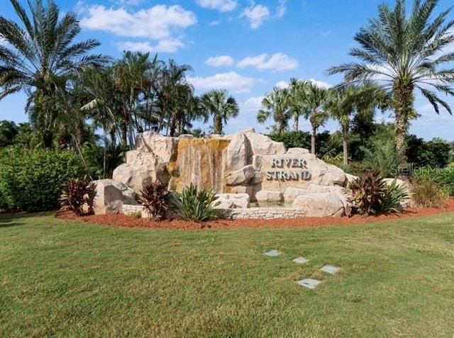 community / neighborhood sign featuring a yard