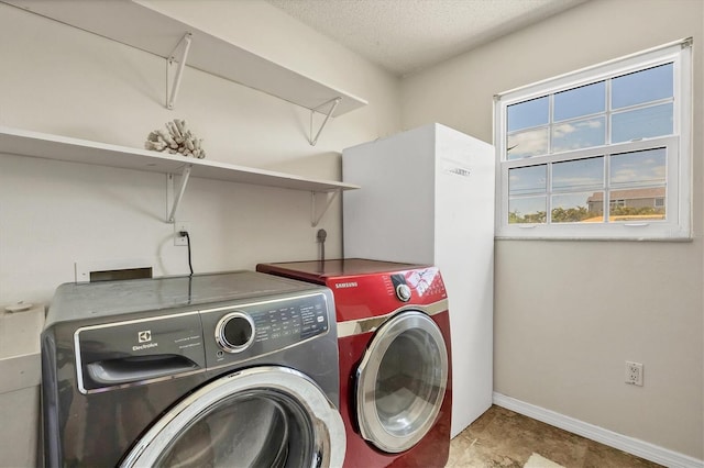 4406 17th St W, Palmetto, FL 34221 - laundry area with washing machine and clothes dryer, baseboards, and a textured ceiling