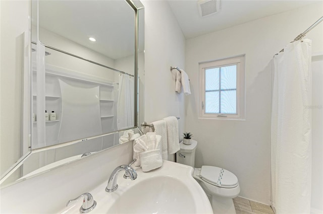 full bath with a sink, visible vents, toilet, and a shower with curtain