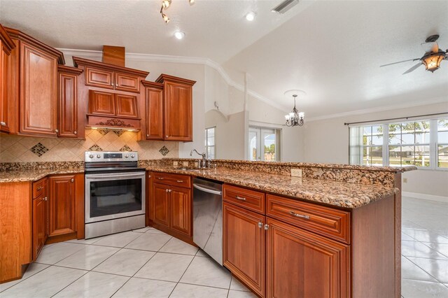 kitchen with visible vents, a sink, stainless steel appliances, a peninsula, and vaulted ceiling
