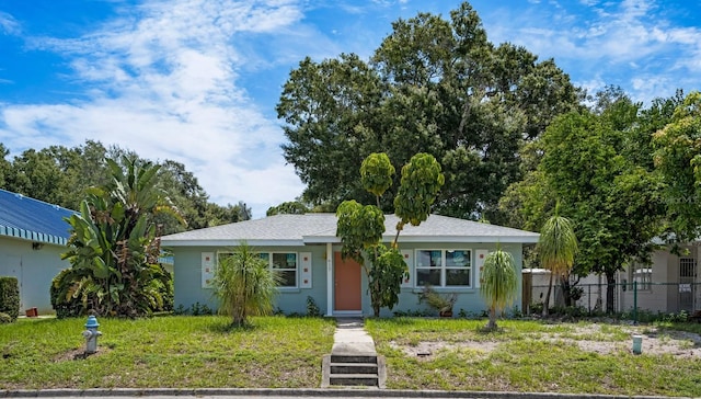view of front of house featuring fence and a front yard