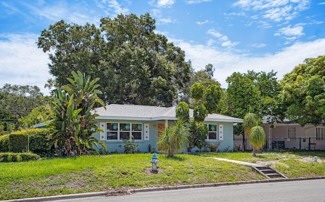 view of front of house featuring a front yard