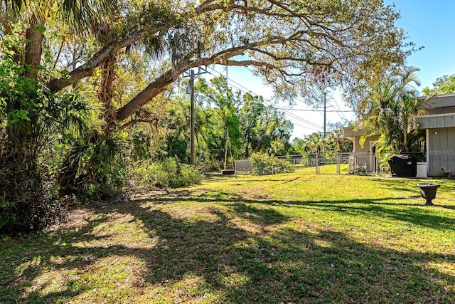 2070 59th St, Sarasota, FL 34243 - view of yard featuring a gate