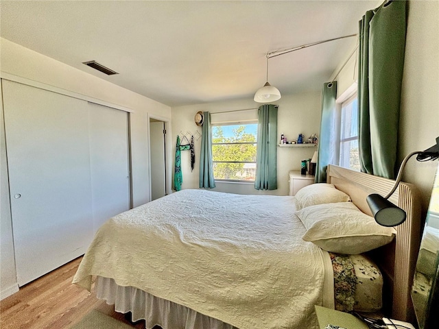 1633 Leisure Dr Unit M-37, Bradenton, FL 34207 - bedroom with wood finished floors, visible vents, and a closet