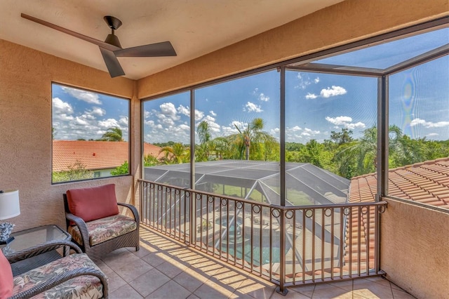sunroom / solarium with a ceiling fan