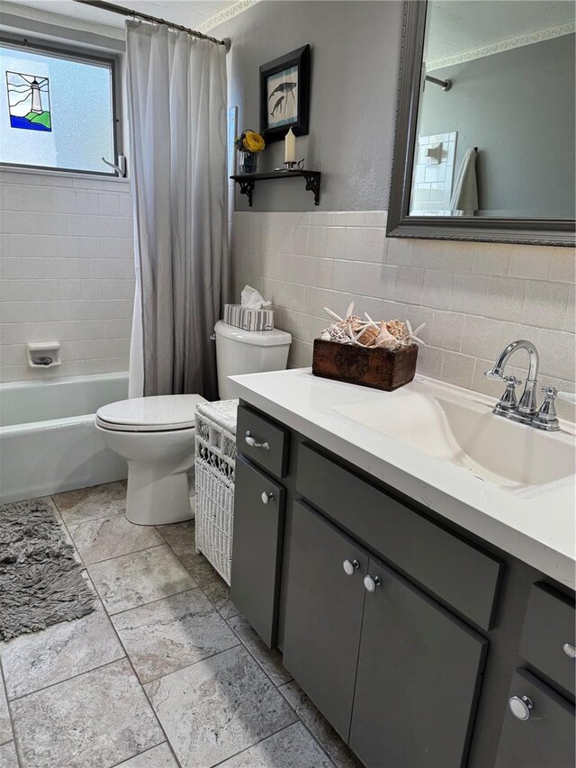 2330 Canal Dr Unit G27, Bradenton, FL 34207 - bathroom with tile walls, toilet, vanity, and shower / bathtub combination with curtain