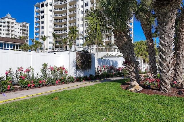 2100 Benjamin Franklin Dr Unit 104, Sarasota, FL 34236 - view of yard