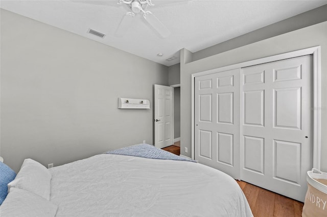 11716 Strandhill Ct, Lakewood Ranch, FL 34202 - bedroom with visible vents, a closet, wood finished floors, and ceiling fan